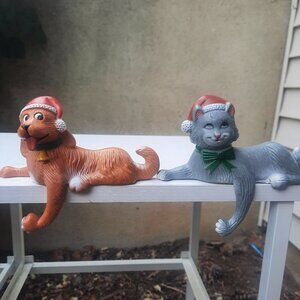 2 Vintage Mantle Stocking Holders Dog Cat Pets 1982 Hong Kong Plastic Sun Hill